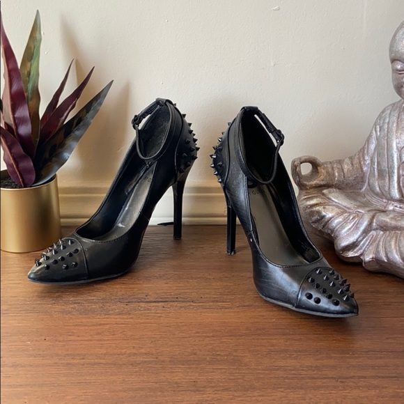Guess Black Spiked Pump - Picture 2 of 8